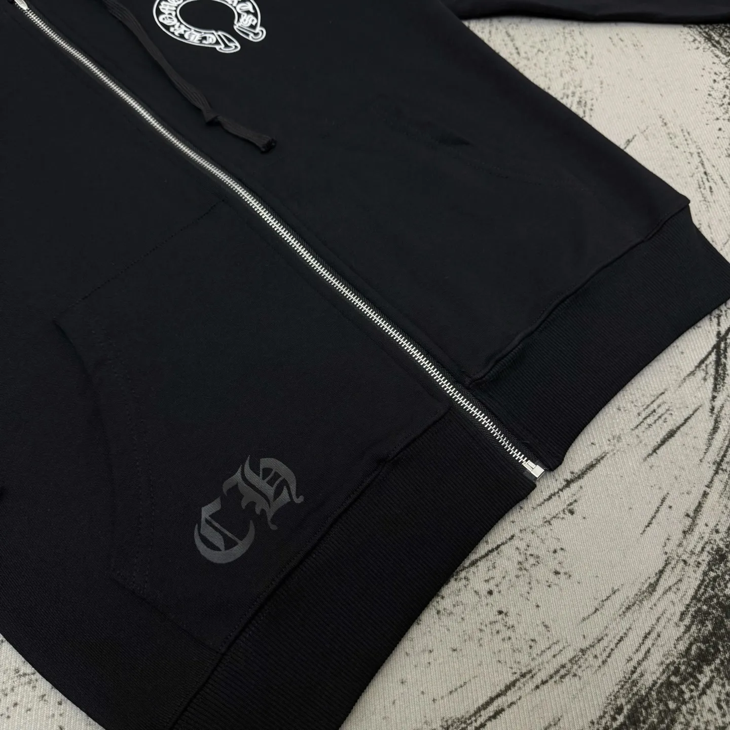 P290 ChromeHearts Miami Limited Horseshoe Hooded Jacket, the same style as ChromeHearts counters. Made of 430g double-ply double-yarn pure cotton terry fabric. Original custom hardware zipper. Details are restored in place. Very textured on the handle. Three-dimensional and atmospheric. Versatile and easy to wear in autumn. Simple and elegant. The upper body effect is very good using the os version. Suitable for all body types. Soft and comfortable. CH letter offset printing on the front ➕ Horseshoe Sanskrit offset printing on the back. Small punctuation on the hem. Machine washable. No fading, no deformation, complete accessories, original mold opening, perfect restoration of zp 2:1, same style for men and women, versatile and easy to match, size s m l xl color black